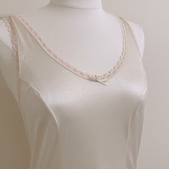 VINTAGE Cabernet Womens Cream V-Neck Princess Line Full Slip Size 34 - Picture 2 of 8